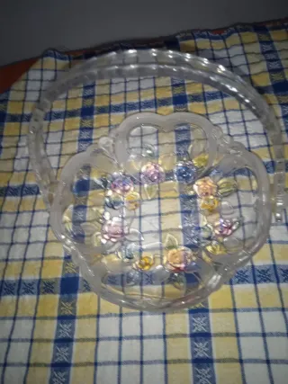 Cesta de cristal decorada con flores