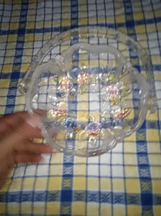 Cesta de cristal decorada con flores