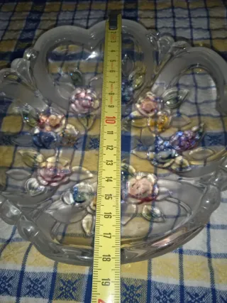 Cesta de cristal decorada con flores