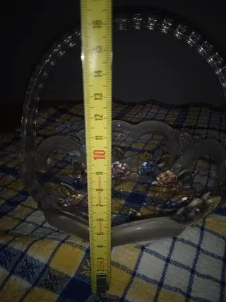 Cesta de cristal decorada con flores