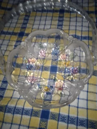 Cesta de cristal decorada con flores