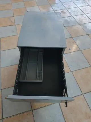 Cajonera metálica gris con cerradura