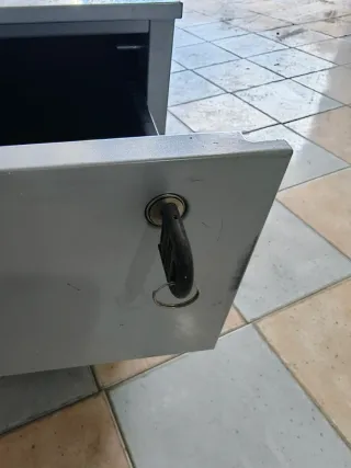 Cajonera metálica gris con cerradura