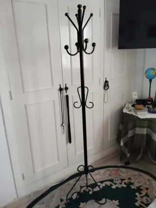 Perchero de pie en hierro con adornos en soldadura