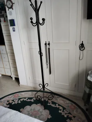 Perchero de pie en hierro con adornos en soldadura