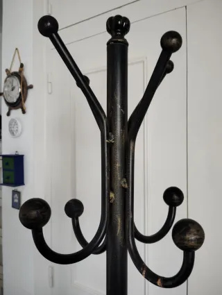 Perchero de pie en hierro con adornos en soldadura