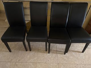 Juego de 4 sillas de comedor negras.