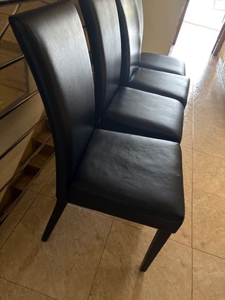 Juego de 4 sillas de comedor negras.