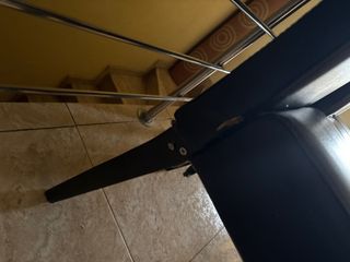 Juego de 4 sillas de comedor negras.