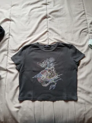 Camiseta crop Bershka gris con dragón