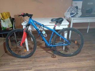 Bicicleta de montaña azul