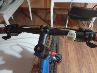 Bicicleta de montaña azul