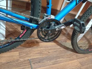 Bicicleta de montaña azul