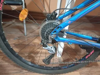 Bicicleta de montaña azul