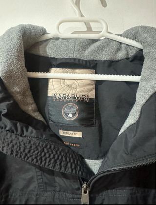 Chaqueta Napapijri Negra con Capucha