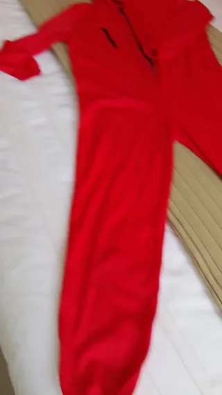 Disfraz mono rojo con capucha