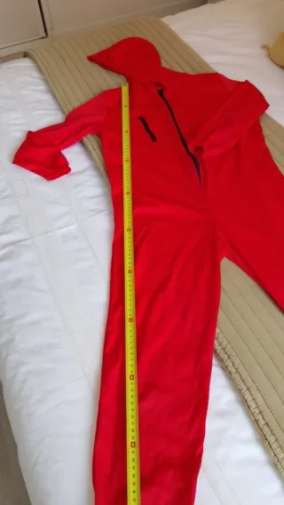 Disfraz mono rojo con capucha