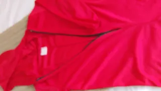 Disfraz mono rojo con capucha