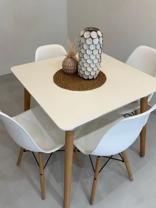 Mesa y 4 Sillas Comedor nordica