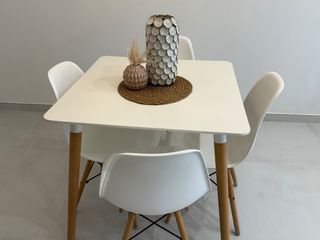 Mesa y 4 Sillas Comedor nordica