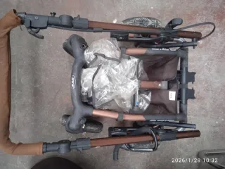 Carrito de bebé marrón