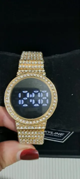 Reloj Skyline Dorado con Cristales