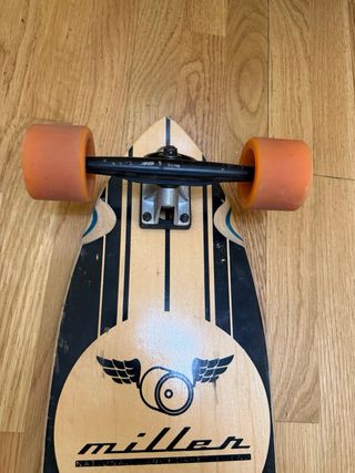 Longboard Miller con ruedas naranjas