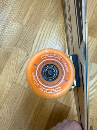 Longboard Miller con ruedas naranjas