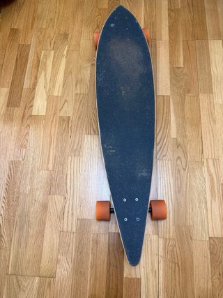 Longboard Miller con ruedas naranjas
