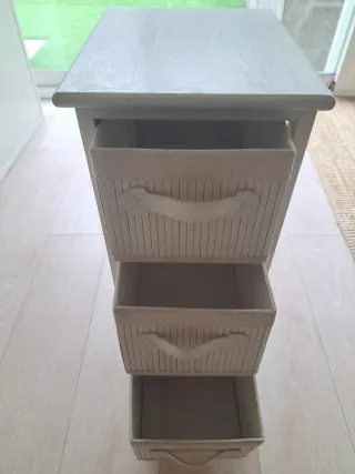 Mesita de noche o auxiliar con 3 cajones. No Ikea