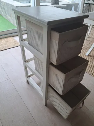 Mesita de noche o auxiliar con 3 cajones. No Ikea