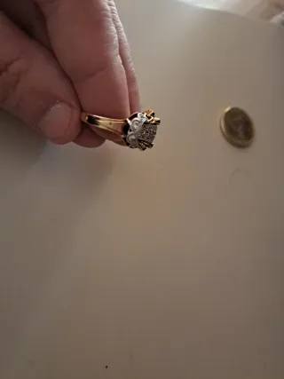 Anillo Oro 18k,piedras verdes y blancas.