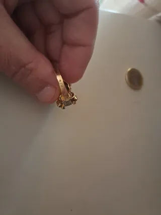 Anillo Oro 18k,piedras verdes y blancas.