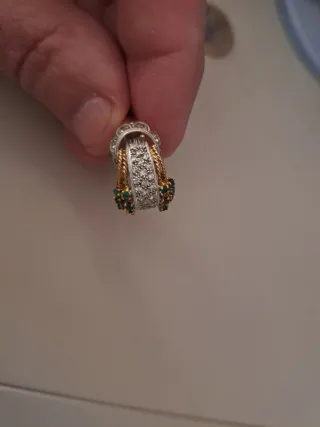 Anillo Oro 18k,piedras verdes y blancas.