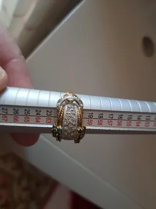 Anillo Oro 18k,piedras verdes y blancas.