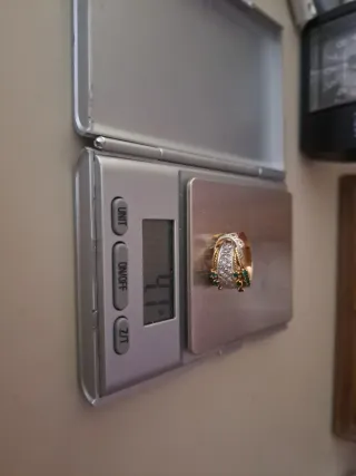 Anillo Oro 18k,piedras verdes y blancas.