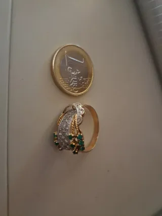 Anillo Oro 18k,piedras verdes y blancas.