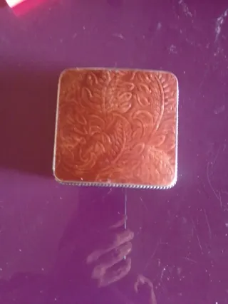 Pitillera de cuero con relieve