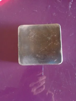 Pitillera de cuero con relieve