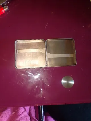 Pitillera de cuero con relieve