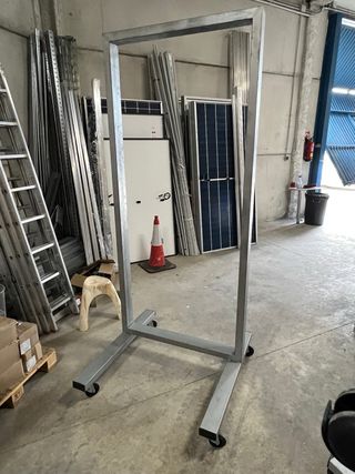 Expositor de pie para puertas