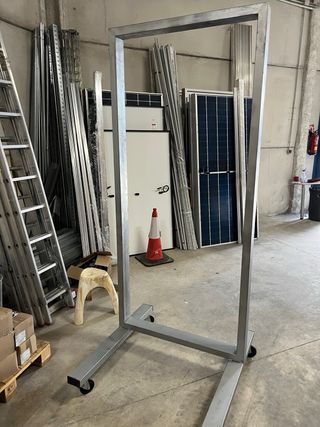 Expositor de pie para puertas