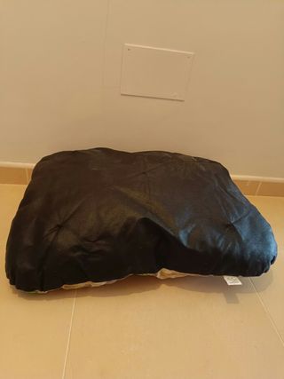 Cama para mascotas con estampado tropical