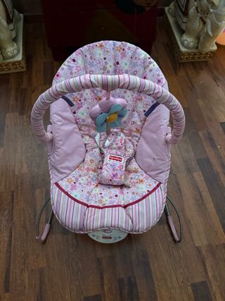 Mecedora Fisher-Price bebé flores rosas