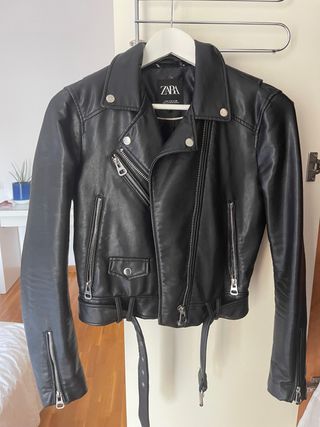 Chaqueta Zara efecto piel negra