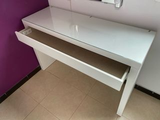 Mesa tocador Ikea blanca y cristal
