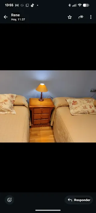 Habitación de madera,se regalan colchas,cortinas