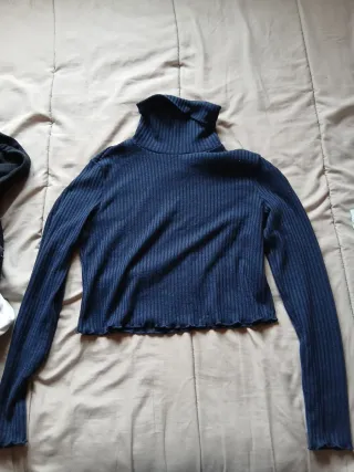 Jersey fino crop cuello alto azul