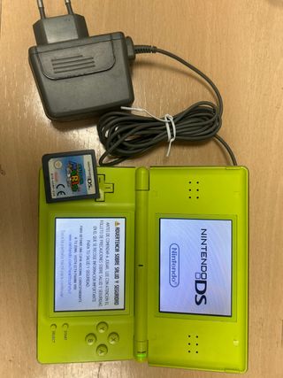 Nintendo DS verde con Super Mario 64