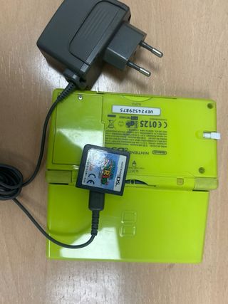 Nintendo DS verde con Super Mario 64